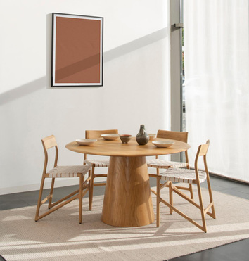 Skandinavisk matplats med Mushroom matbord och Fawn stol i massiv ek. 