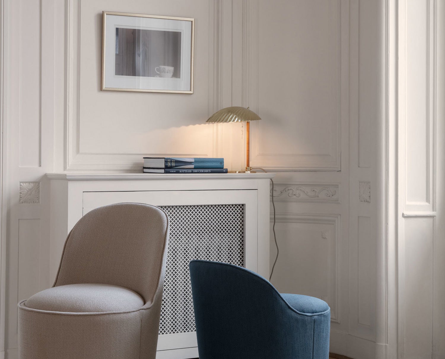 5321 Bordslampa på elementskydd med två fåtöljer i förgrunden