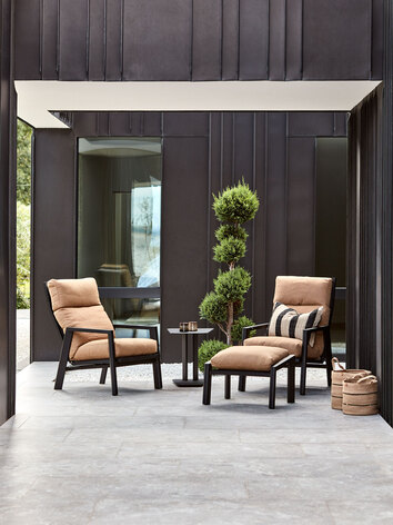 Slide Positionsfåtölj i färgen Cinnamon Gold utomhus