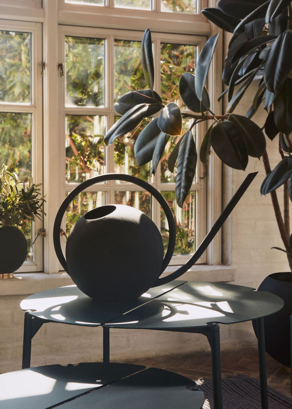 AYTM_D2_11_446.jpg Globe Vattenkanna | Svart