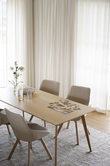 Yumi-matbord-190-Ek-lackad-Alison-stol-beige-matsal-02