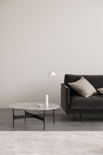 Floema Soffbord 85 Runt Grå Marmor bredvid soffa i vardagsrum