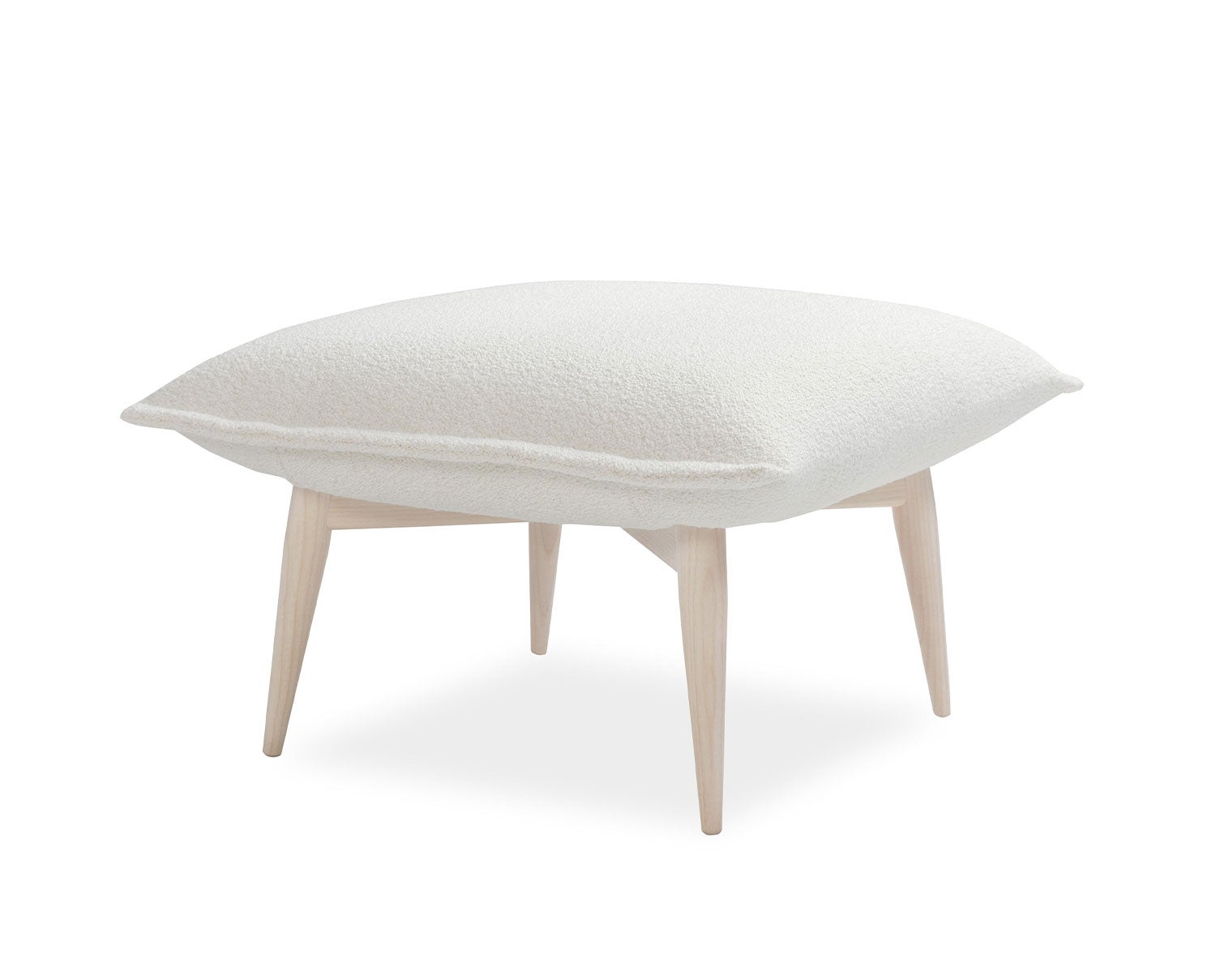 Fotpallen Tao. Fotpallen är klädd i tyget Orsetto 11, med stomme i vitlaserad ask. 