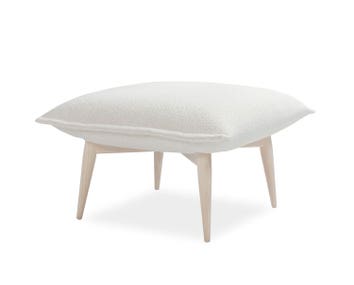 Fotpallen Tao. Fotpallen är klädd i tyget Orsetto 11, med stomme i vitlaserad ask.