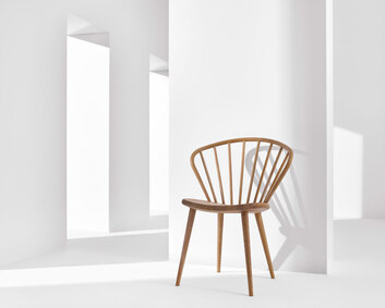 Miss Holly Stol i oljad ek i vit studio