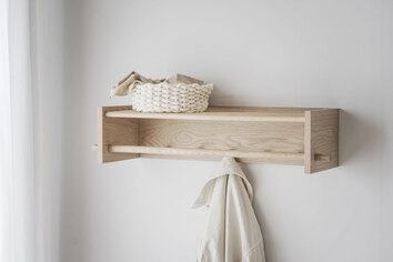 Hillmond Hatthylla i vitpigmenterad ek med en flätad korg på det översta hyllplanet