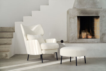 Alex Fåtolj klädd i tyg Willow 1 Off-White, stående i ett minimalistiskt vardagsrum