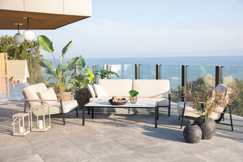 Lyra Soffa, Lyra Fåtölj och Lyra Soffbord som soffgrupp på solig uteplats