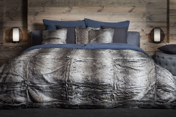 Silverfox Pläd på bäddad säng