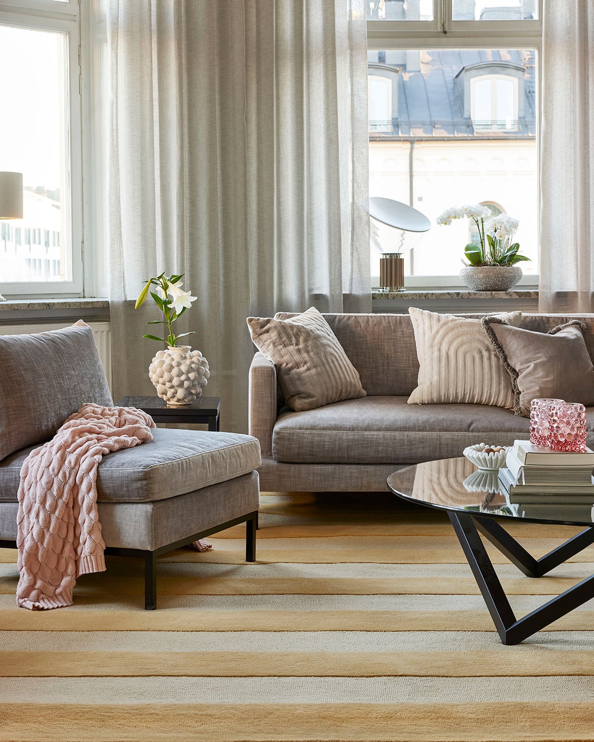 Stripe Boucle Matta i färgen Gul under beige soffgrupp