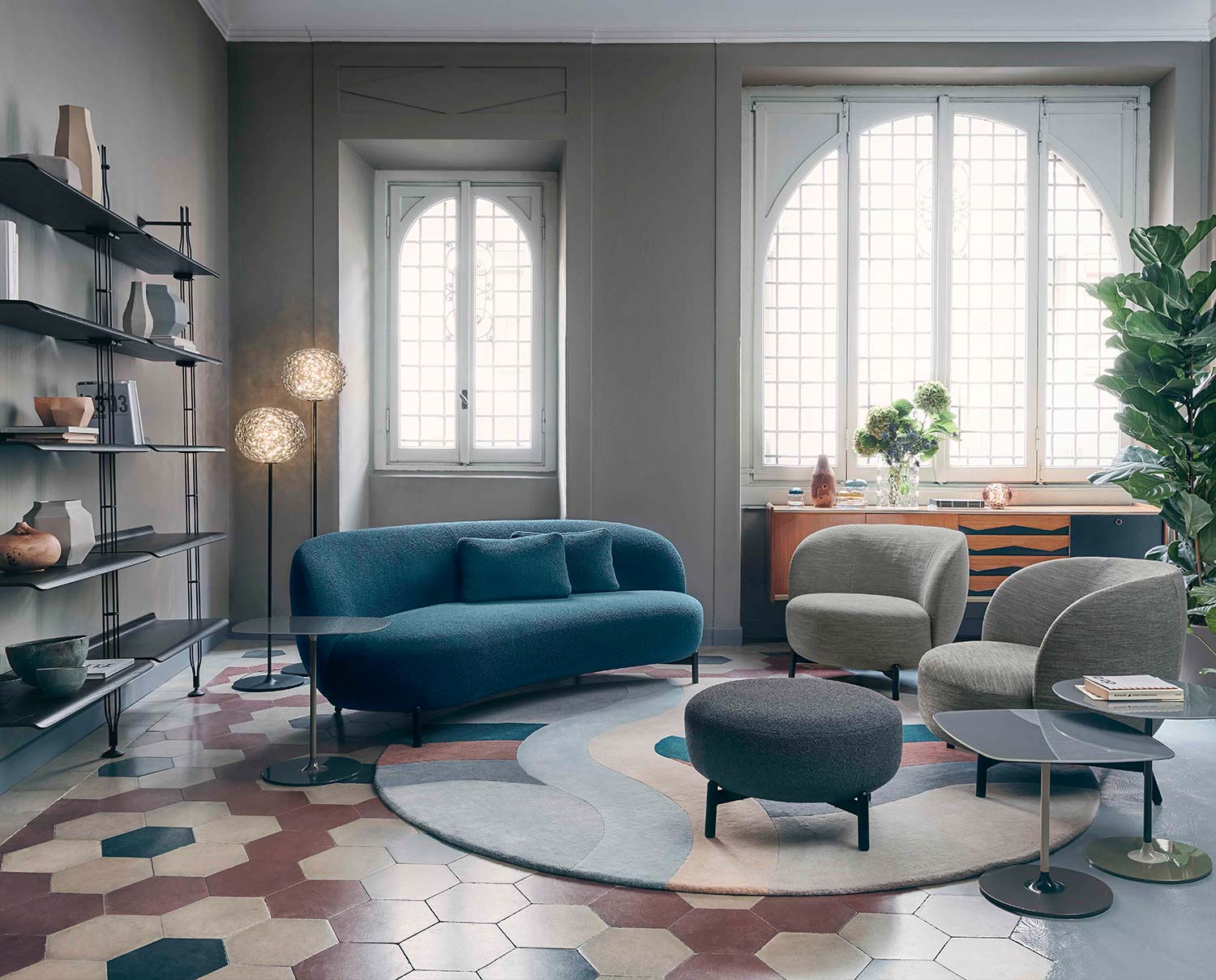 Lunam Soffa, Lunam Fåtölj och Lunam Pall i olika tyger i soffgrupp i vardagsrum