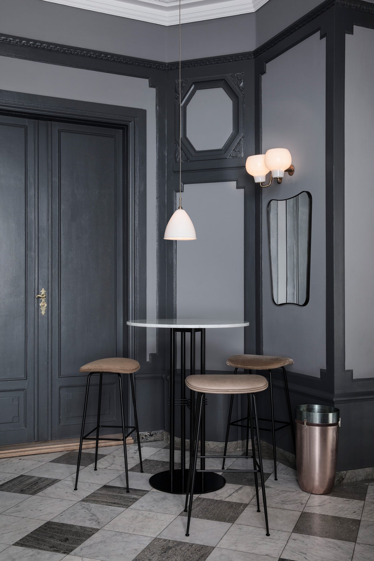 F.A. 33 Spegel 54x80 Svart Mässing på vägg bredvid barbord med barstolar