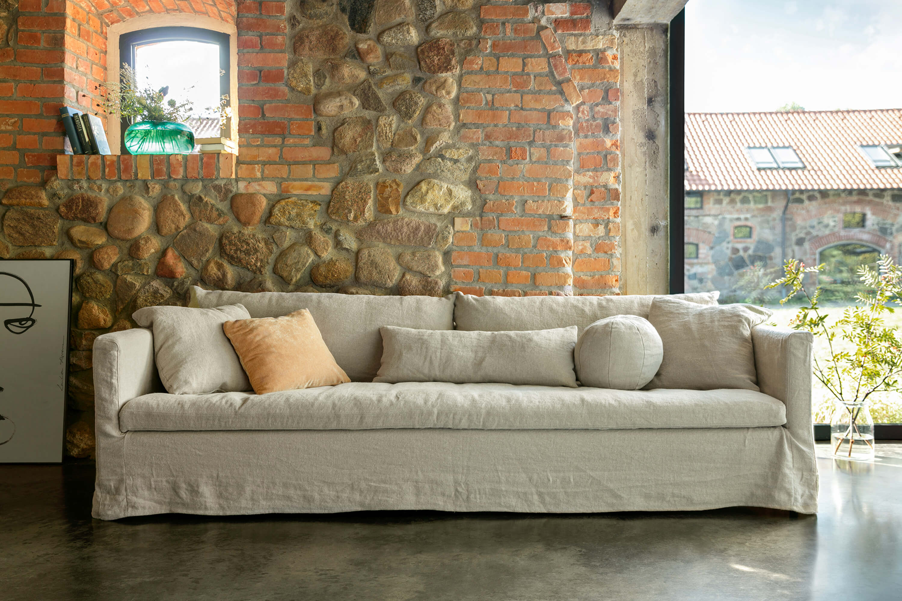 Sits Lill soffa med avtagbar klädsel och kuddar i tyg Linen L700 2 Flax i vardagsrum.