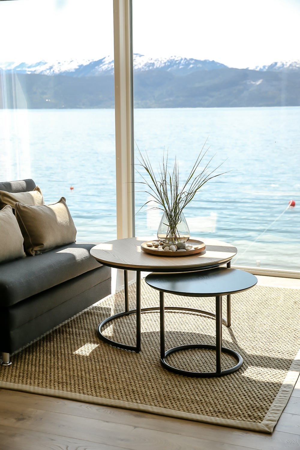 Santos Satsbord vid fönster med sjöutsikt