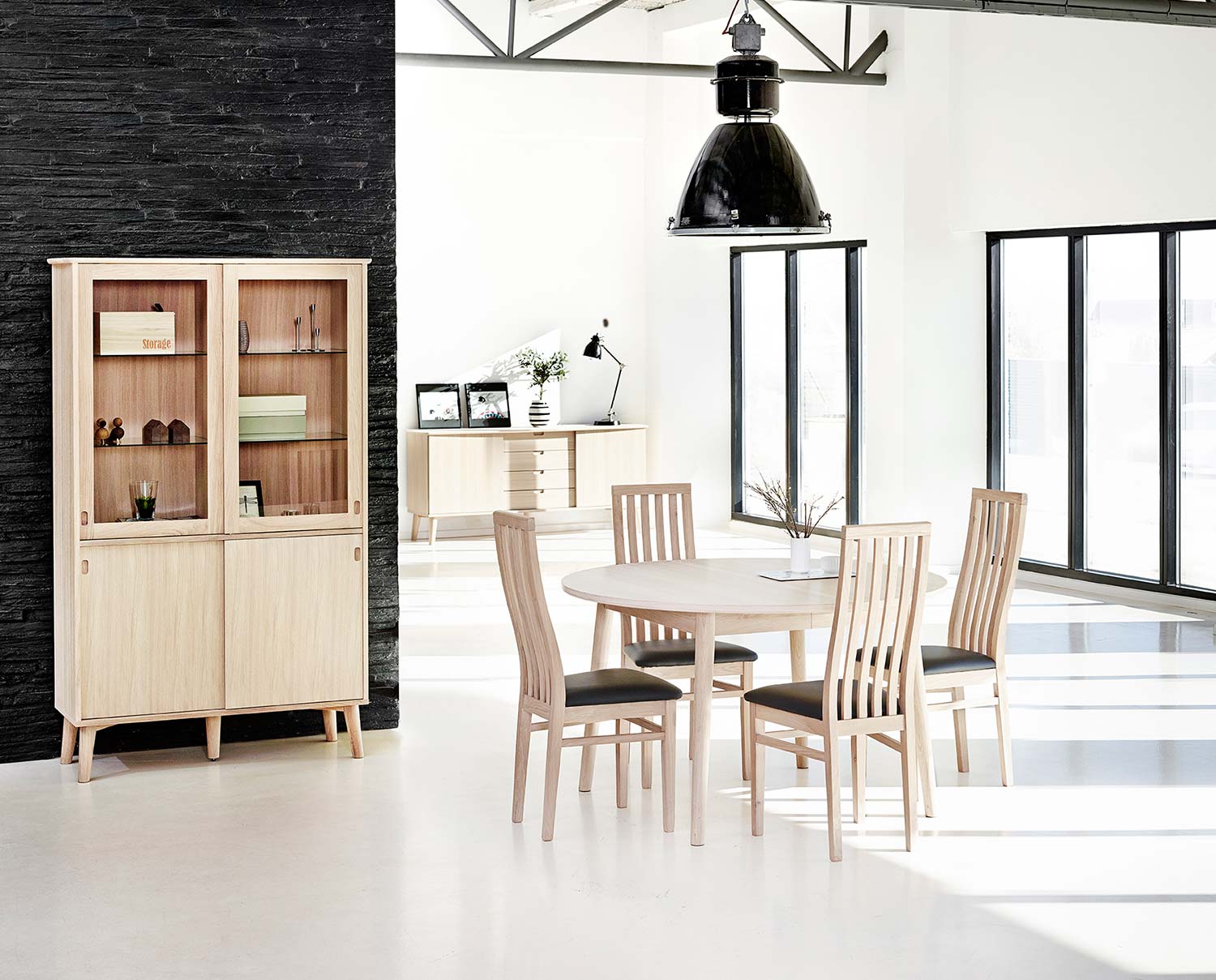  CASØ 120 Vitrin och Matbord i öppen miljö