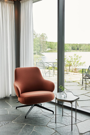 Miljöbild på fåtöljen Pillo i låg modell, stående vid fönster