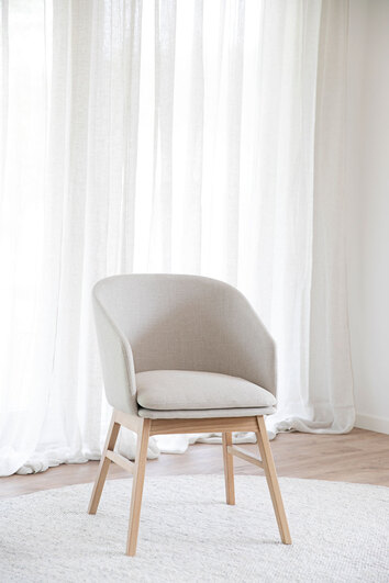 Windham Karmstol i ek, klädd i beige tyg