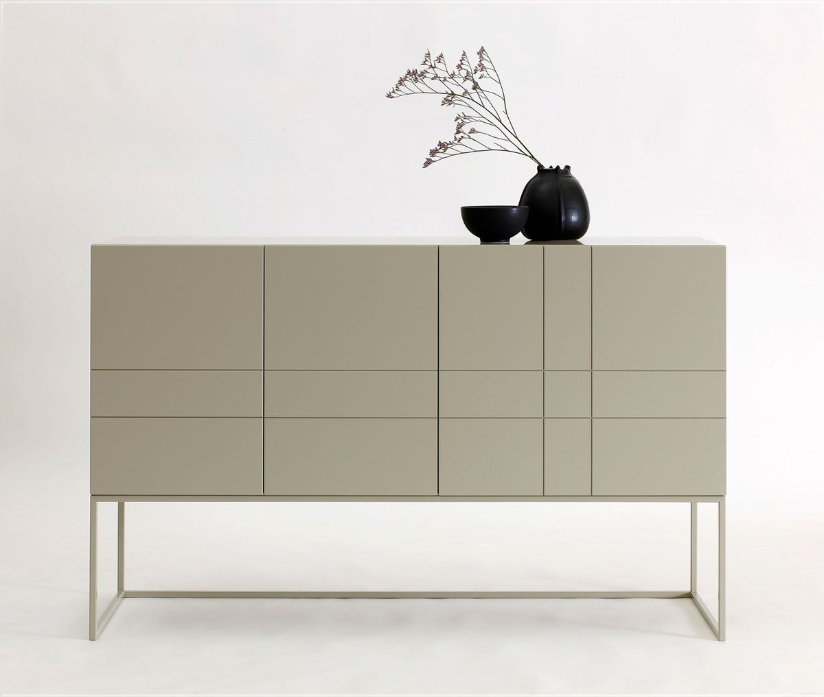 Kilt Light 137 Skänk i färgen 46 Dark Sand dekorerad med två svarta krukor