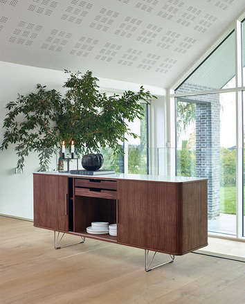 AK 2730 Skänk med träd i bakgrunden