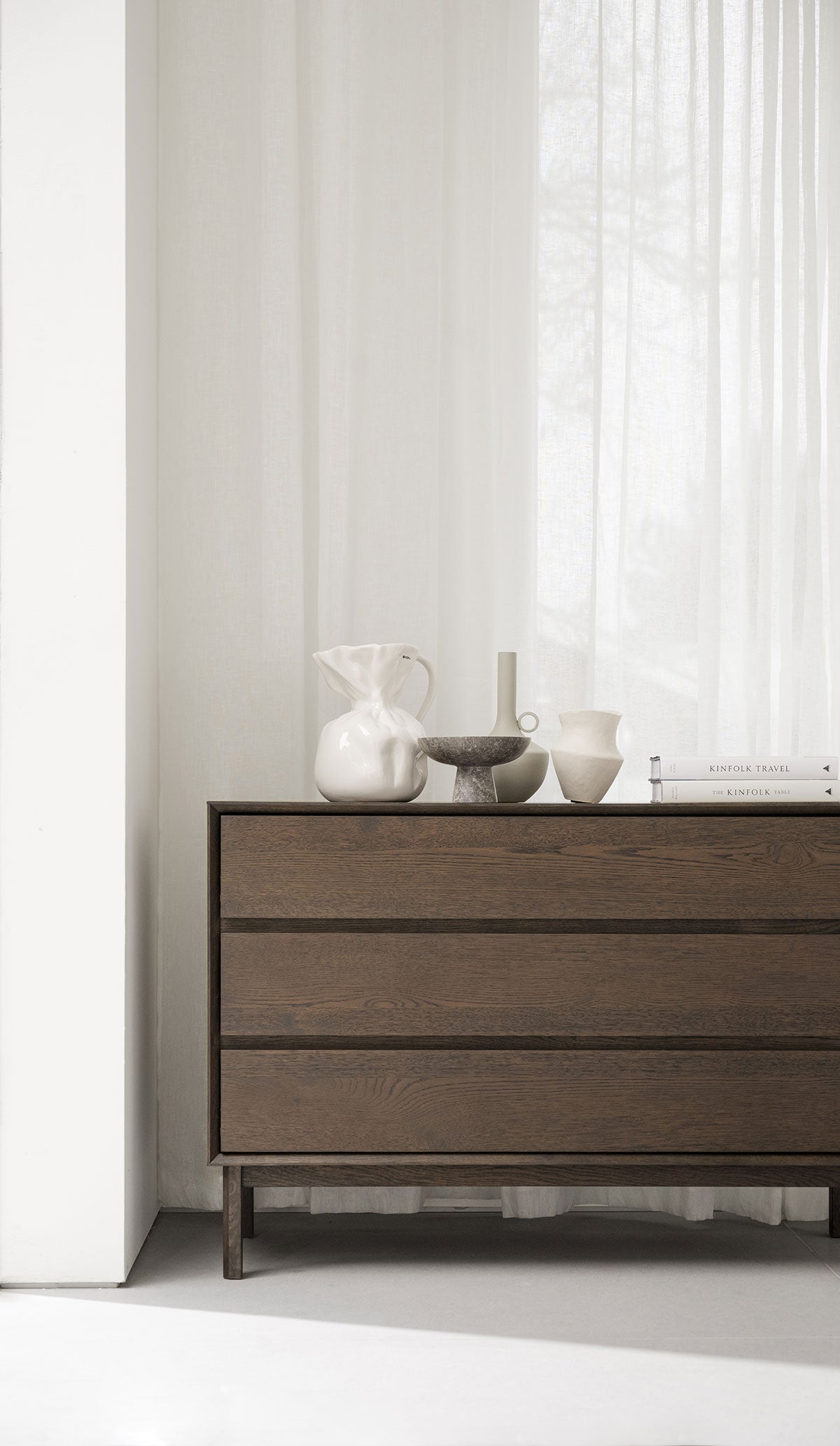 Mackay Byrå med vaser och skålar på 