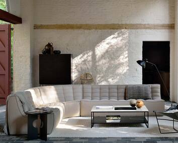 N701 Soffa Runt Hörn i Tyg Beige som del av modulsoffa i vardagsrum