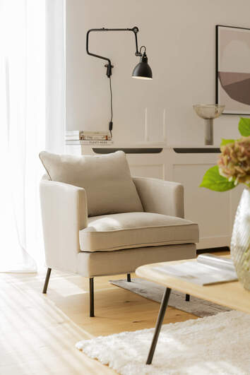 Julia Fåtölj i tyget Caleido 3790 Light Beige i vardagsrum