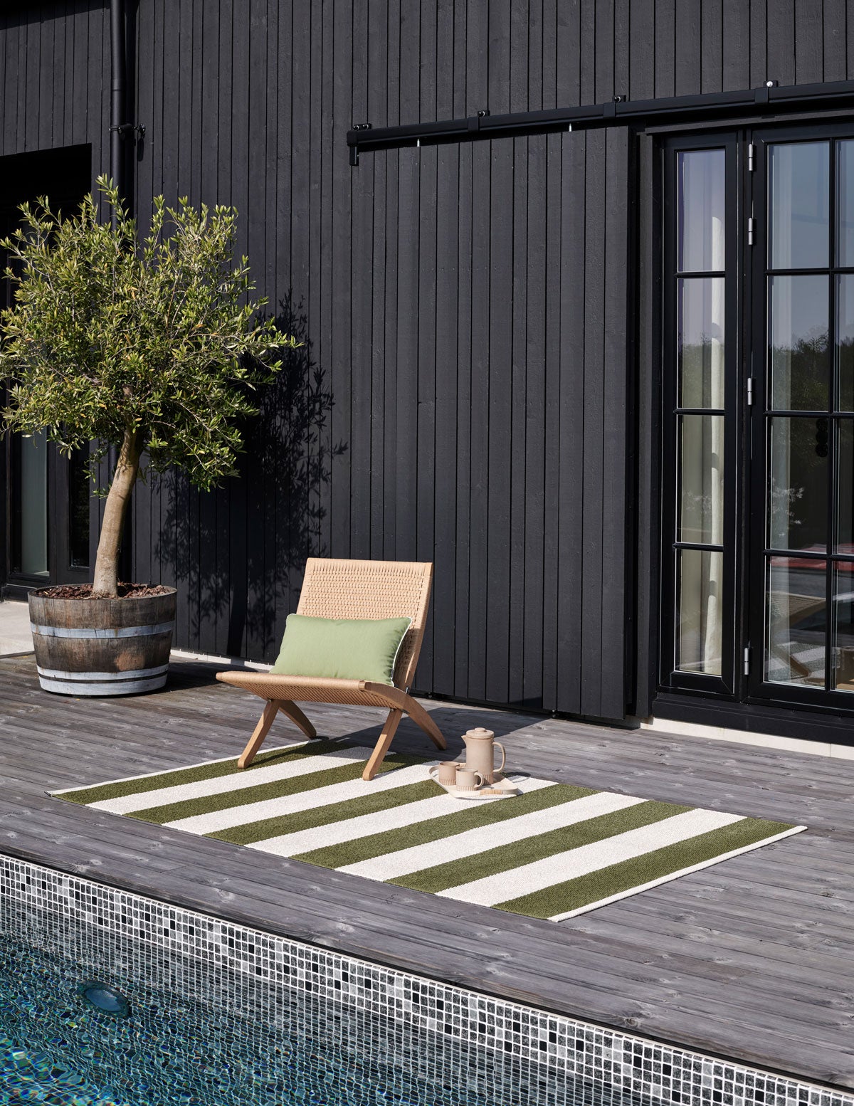 Bob Matta i färgen Pine / Vanilla på soligt trädäck med rottingfåtölj