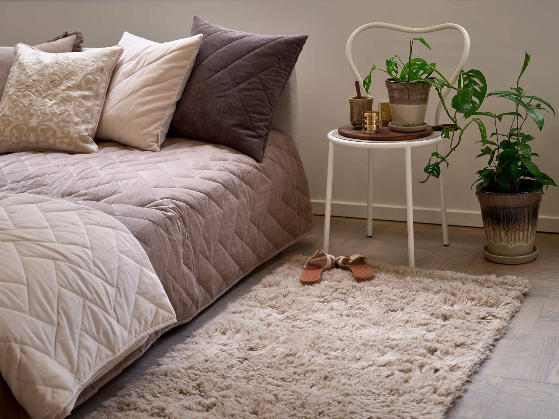 Cloudy-ryamatta-beige-classic-collection.jpg Cloudy ryamatta i ett mysigt sovrum med säng och kuddar