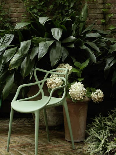 Masters-Miljo-Stol-Gron.jpg Masters Stol Salvia Grön i utomhusmiljö framför buskage med vita blommor