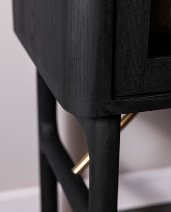 Mässingsdetalj på vitrinskåpet ant, i svartoljad ask (C14).