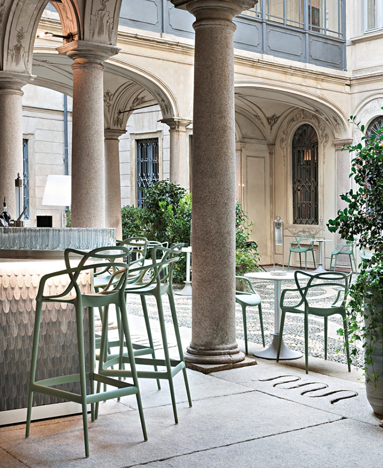 Masters Barstol Salvia vid bardisk i miljö med antik arkitektur 