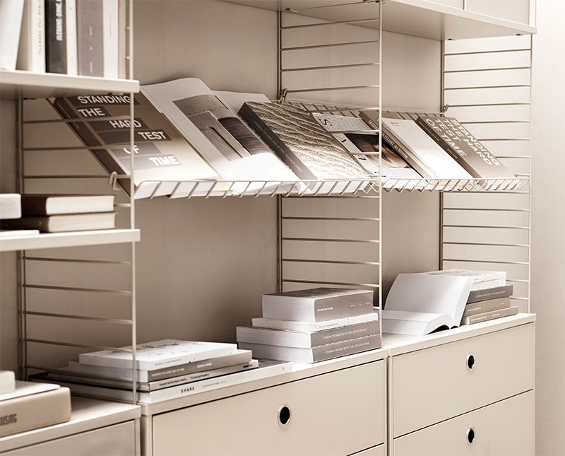 Beige String system vardagsrum
