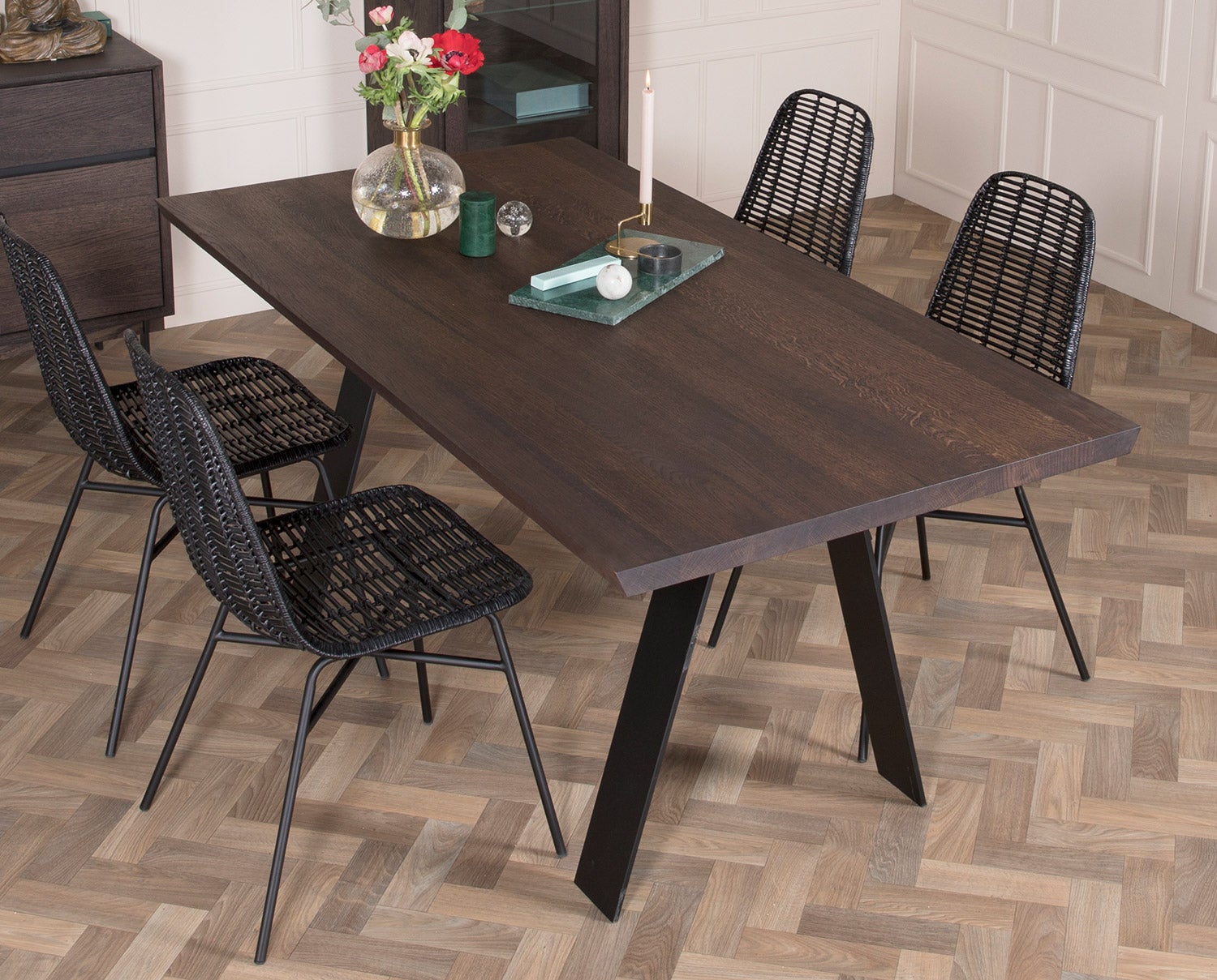 Elegant Matbord Metallben med korgstolar