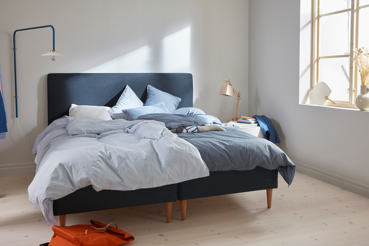 Original Plus Ramsäng två stycken 90x200 i tyget ECO Blue med slät, svängd gavel