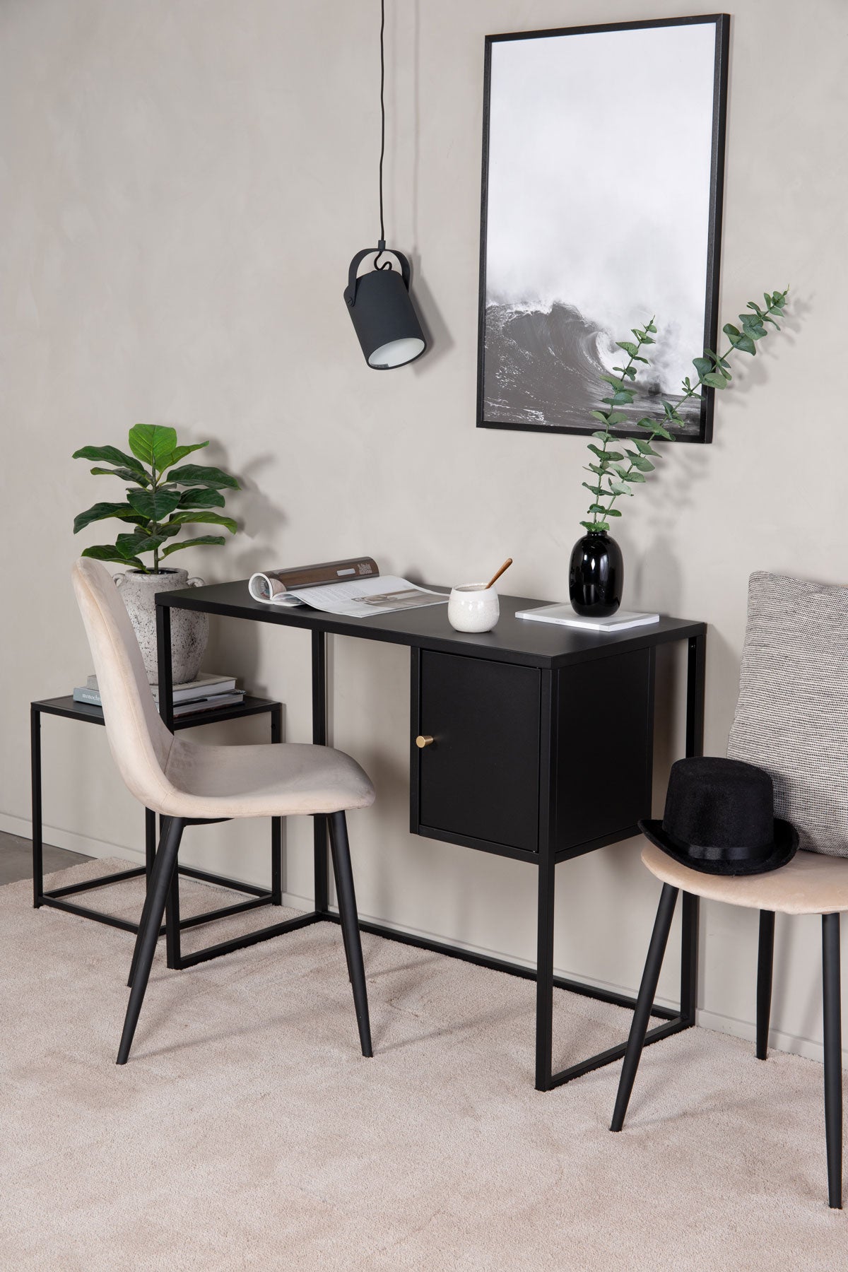 Bakal Skrivbord Svart med beige stol