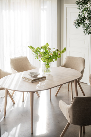 Tyler-matbord-whitewash-119714-117881-Alison-karmstol-lg-beige-whitewash-miljo-2