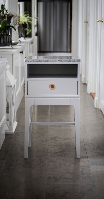 Höllviken Sängbord i vitpigmenterad ek i gångväg