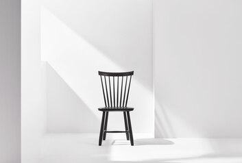 Lilla Åland Stol Björk Svart 52 i vit studiomiljö