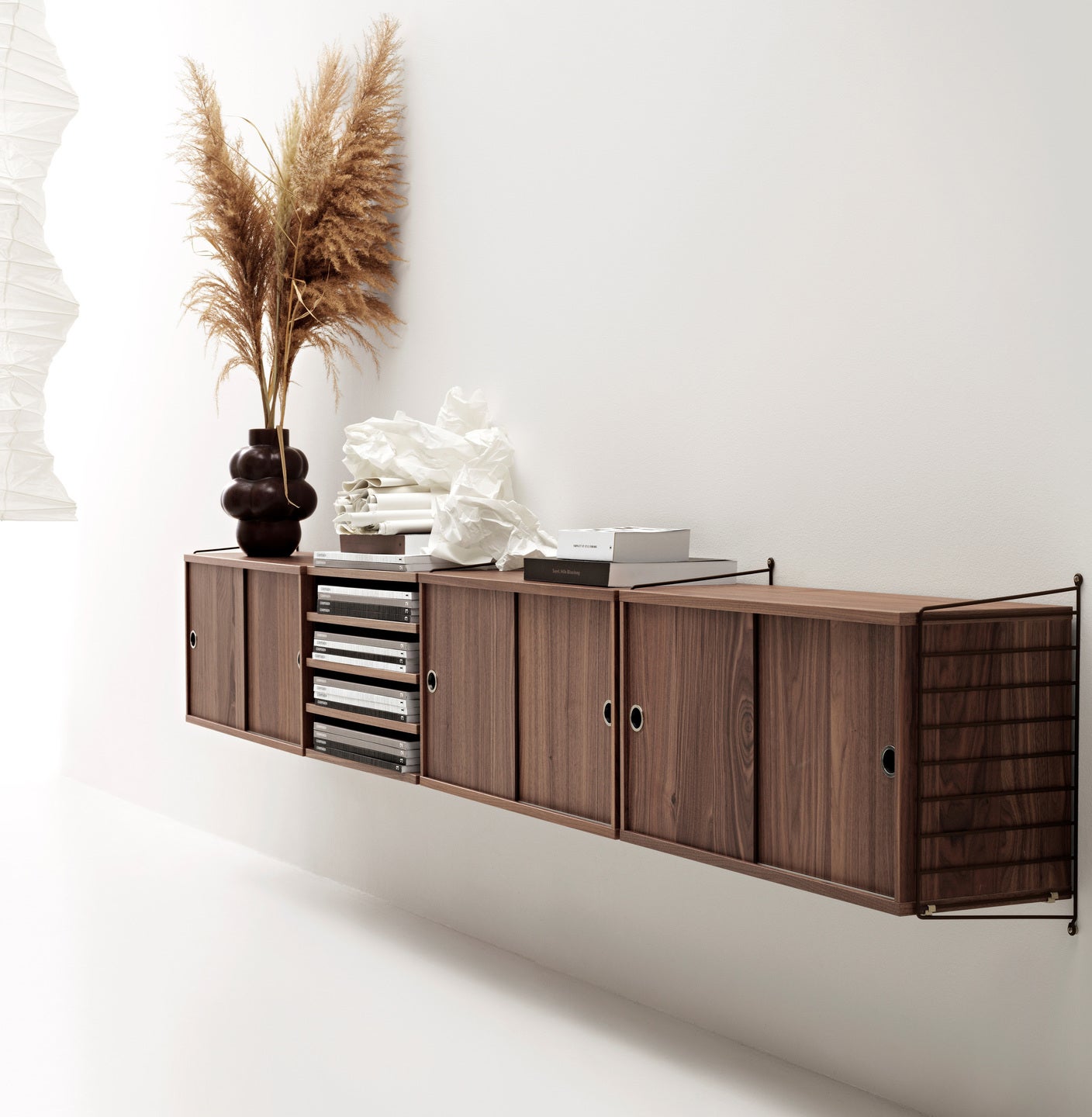 Inspiration String system vardagsrum. String Sideboard, Tv-bänk i valnöt