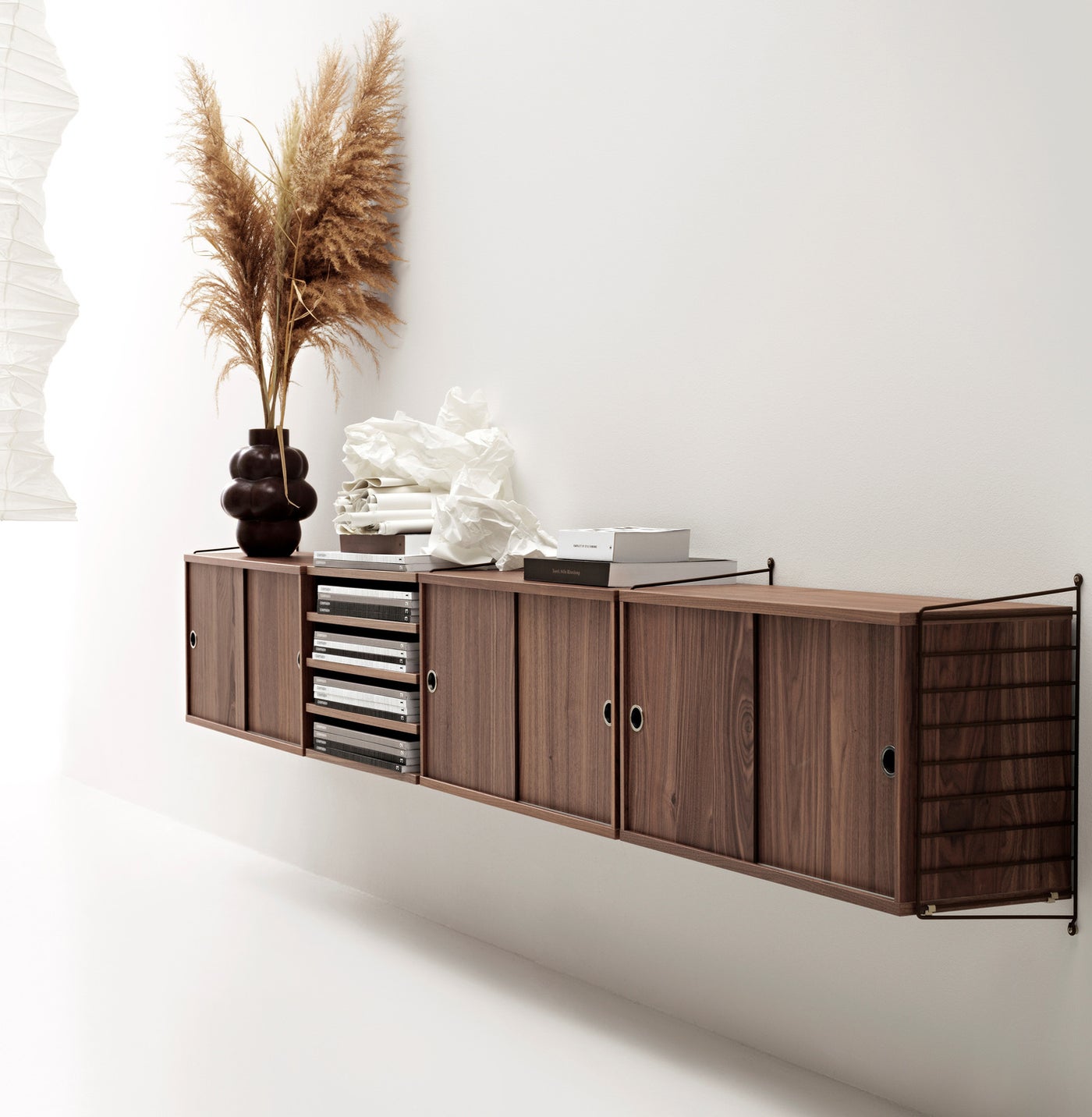 inspiration-string-system-living-room-walnut-brown-white-2_portrait_xlarge.jpg Inspiration String system vardagsrum. String Sideboard, Tv-bänk i valnöt