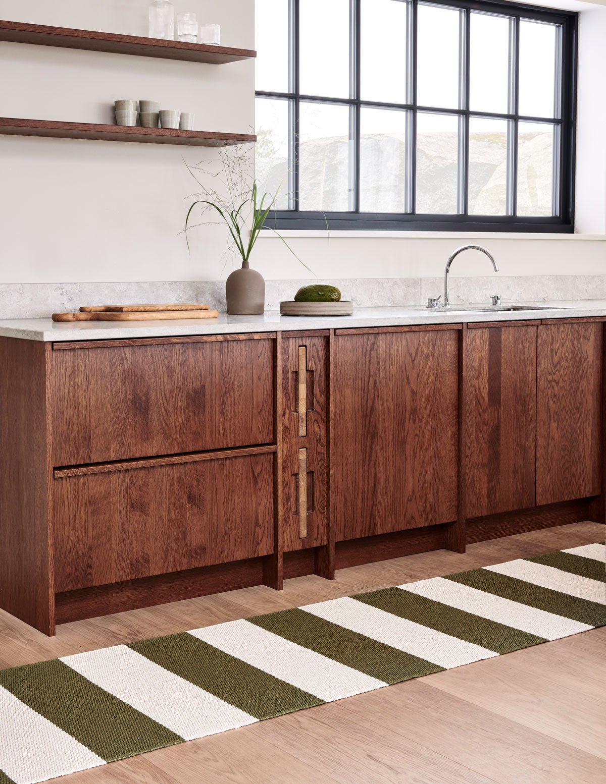 Bob Gångmatta i färgen Pine / Vanilla i kök