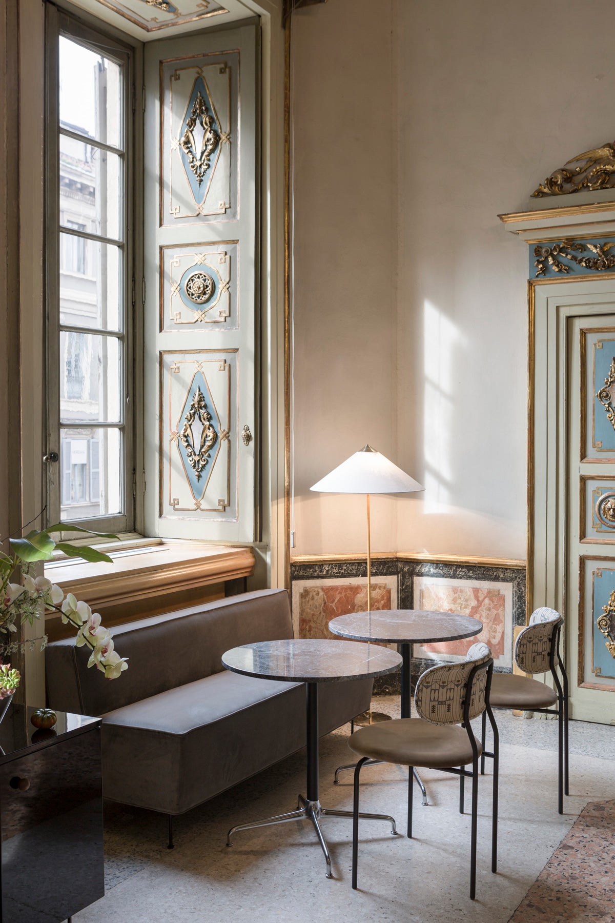 ModernLineDiningSofa_BeetleDiningTable_9602FloorLamp_CocoDiningChair