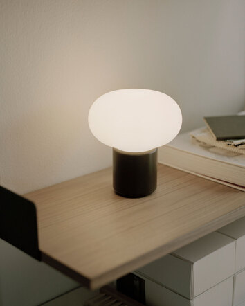 Karl Johan Portabel Bordslampa på hyllplan i ek