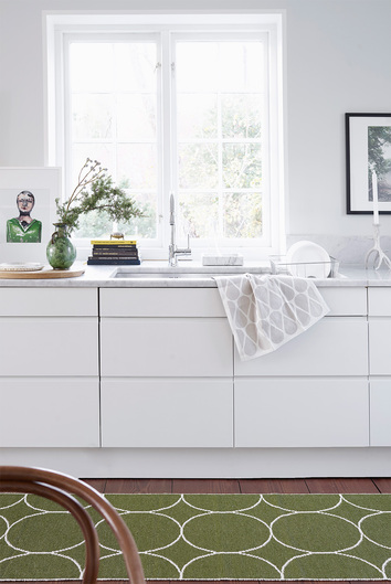 Boo Matta Dark Olive i kök med vita skåpsluckor