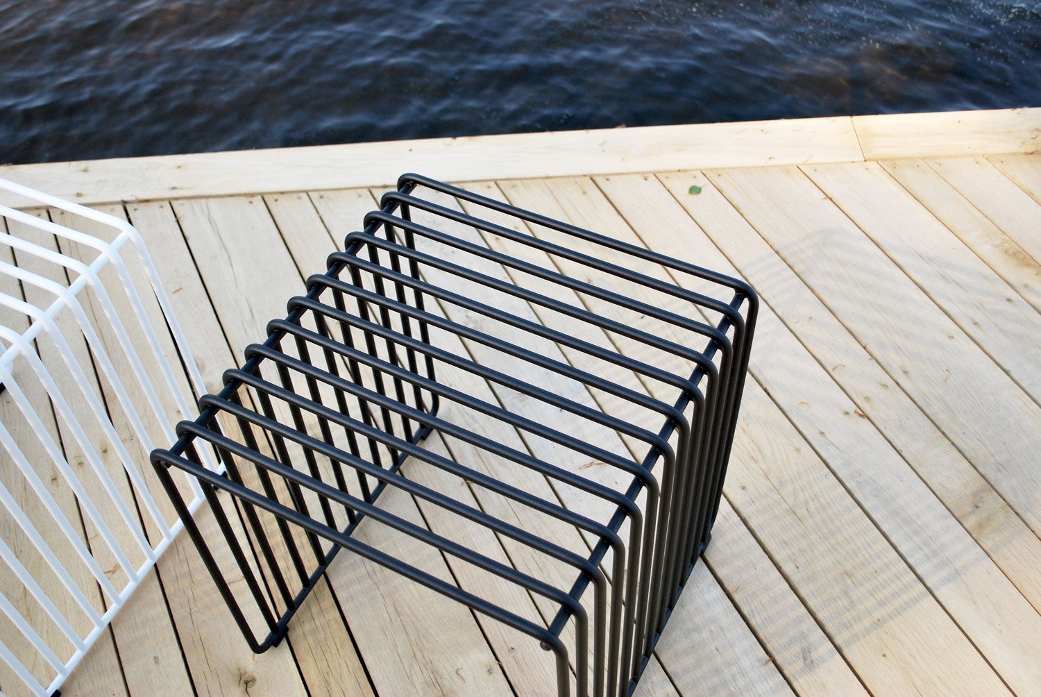 Bar Pall Svart på en brygga i havet