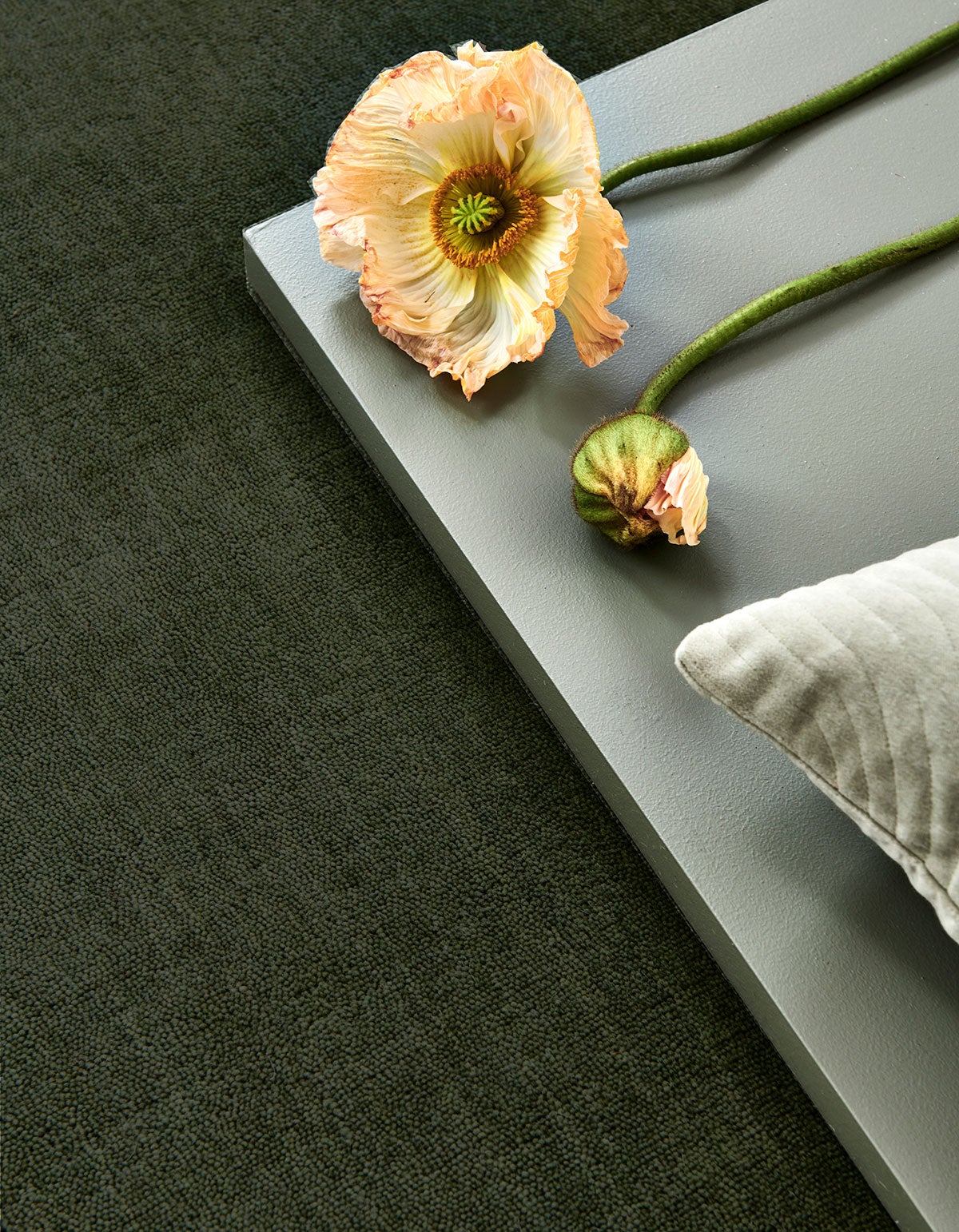 Solid Matta i färgen Skogsgrön, dekorerad med två blomstjälkar