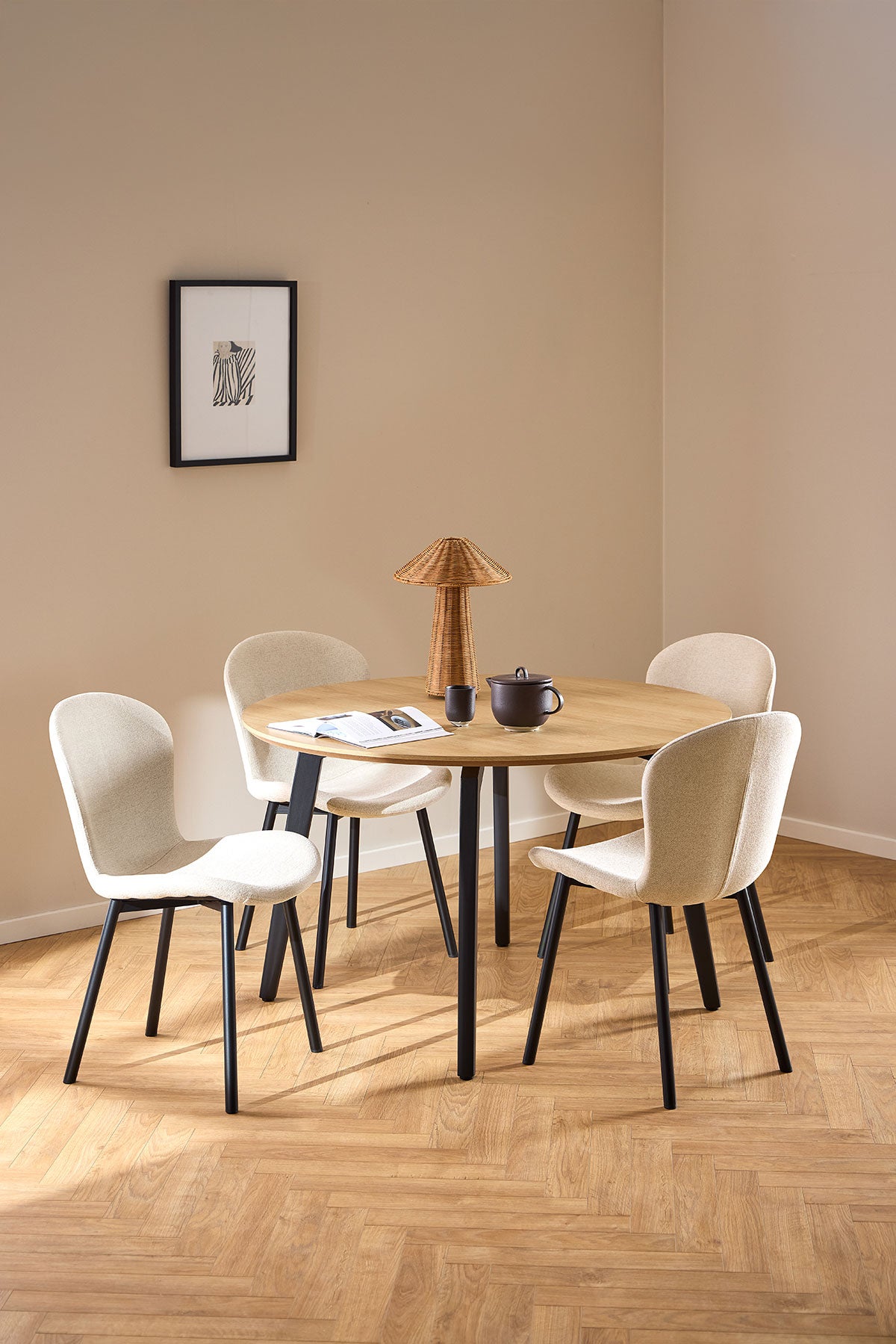 Fyra stycken Esra Stol i tyget Apia Beige runt ett matbord i en matsal