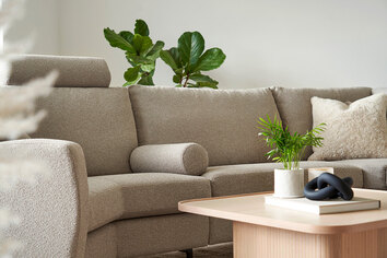 Roma soffa i ett beige tyg 