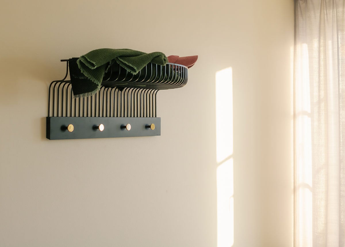 Lunett Hatthylla med färgglada textilier