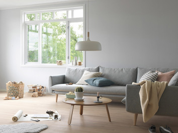 Soffan Everest klädd i tyget Firenze Aqua i ljust, minimalistiskt vardagsrum